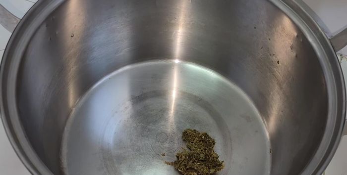 Set up a pot, add 3 spices (pandan, galangal, seasoning powder), shiitake mushrooms, and other ingredients (except noodles, eggs, and chicken blood).