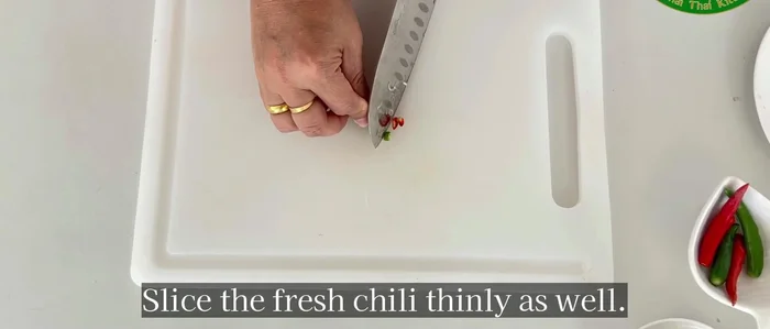 Slice the fresh chili thinly.