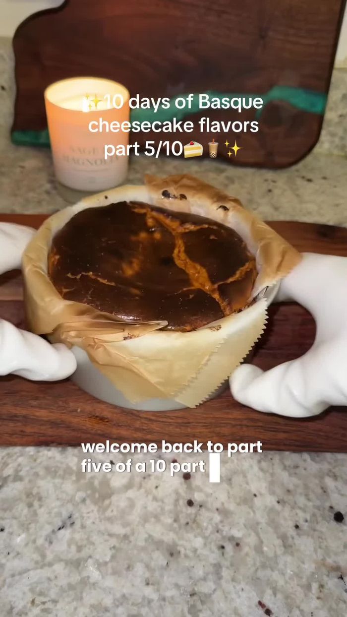 Mix the cream cheese, sugar, eggs, heavy cream, and Thai tea powder thoroughly in a mixing bowl until well combined. Add vanilla extract.