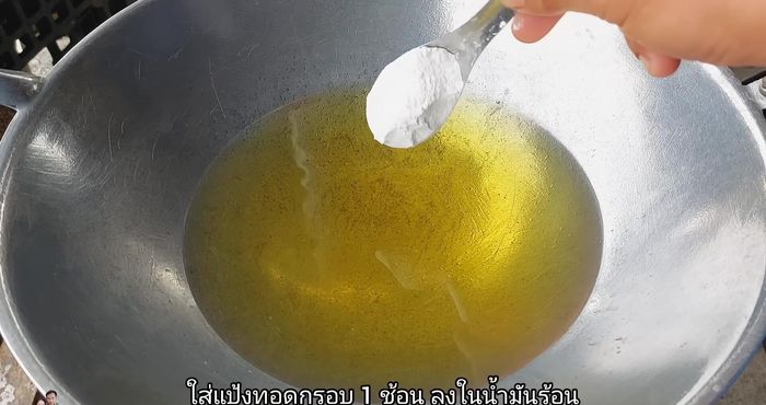 Heat up the oil in a frying pan. Add 1 spoon of crispy fried flour and mix until it dissolves into the water. This will prevent the fish from sticking and reduce oil splattering.