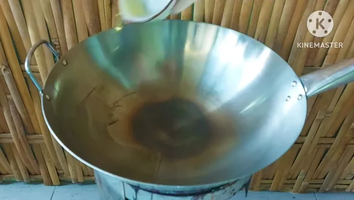 Add oil to the frying pan.
