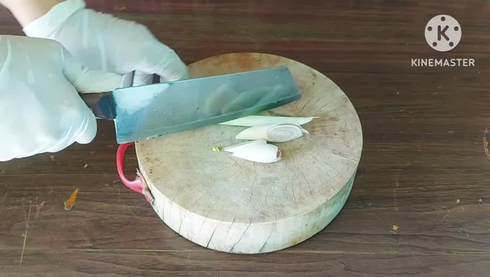 Boil the cleaned apple snails with lemongrass and kaffir lime leaves to further eliminate any fishy odor.