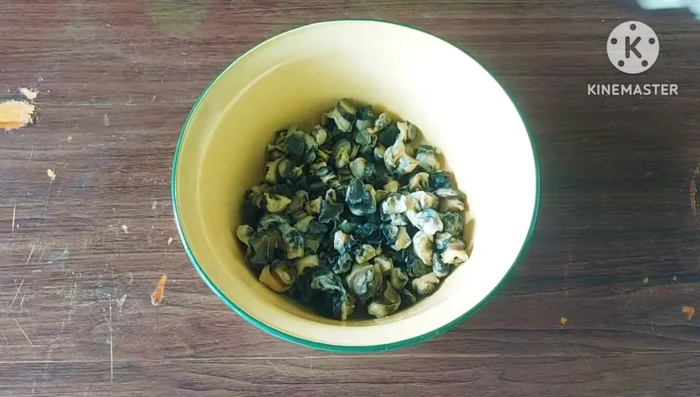 Clean the apple snails thoroughly. Squeeze half a lime (or more) to remove the fishy smell and mucus. Rinse repeatedly until the water runs clear.