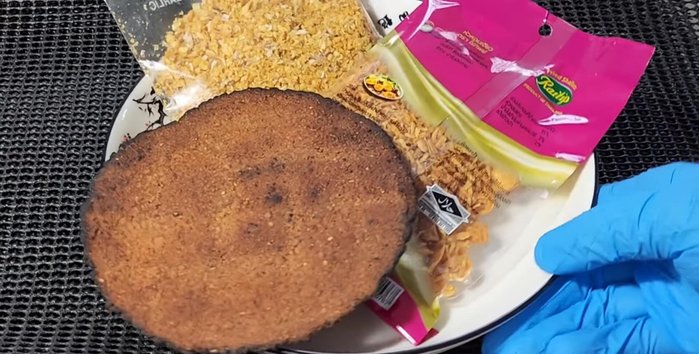 Grill or roast the fermented soybeans until crispy. This makes pounding easier.