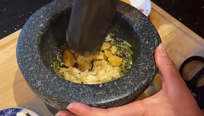 Add palm sugar and crush it.