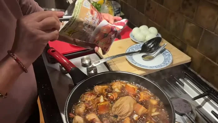 Add five spice powder, stir well to mix evenly.