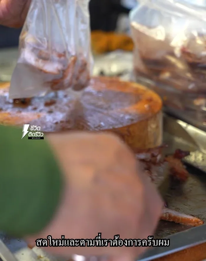 Marinate the pork neck: Combine the pork neck with a special marinade consisting of 16 ingredients. Marinate for approximately 5 hours. (83.28, 85.4)