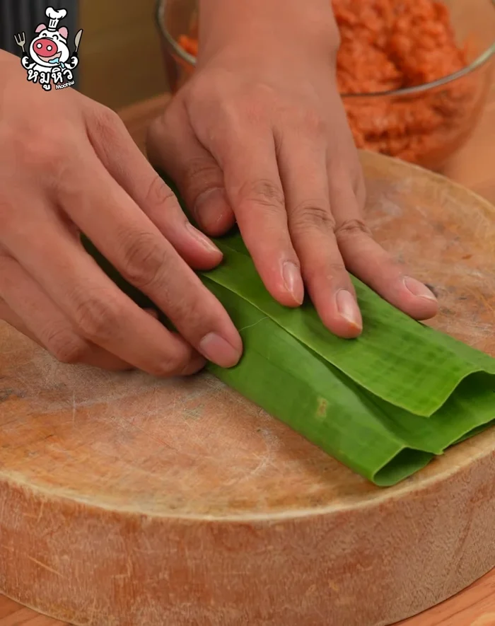 Wrap the banana leaves tightly, securing with toothpicks.