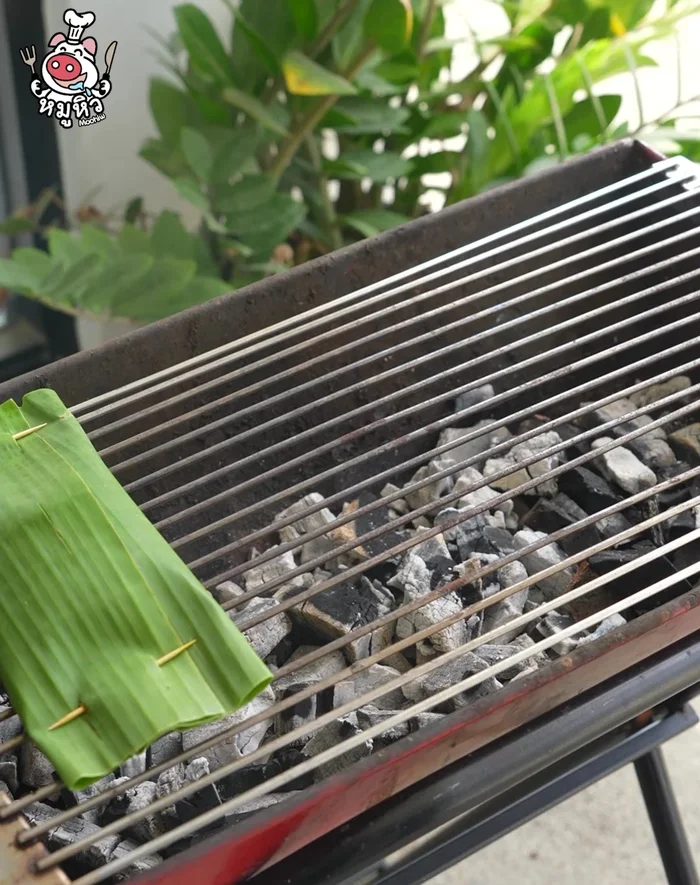 Grill the parcels: Grill the wrapped parcels on a charcoal stove or in a pan until the banana leaves change color, flipping halfway through. The grilling process will infuse a fragrant aroma.