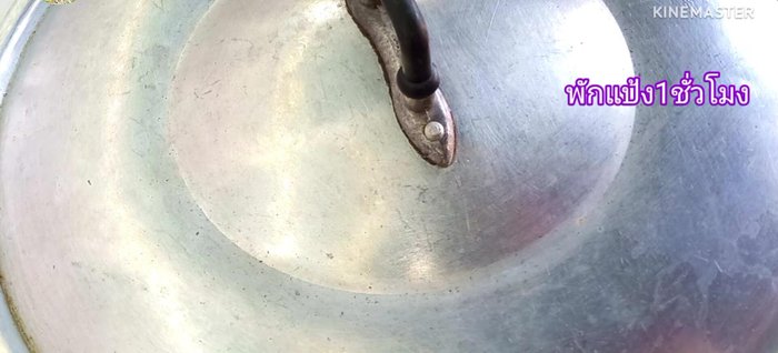 Let the dough rest for 1 hour to rise.