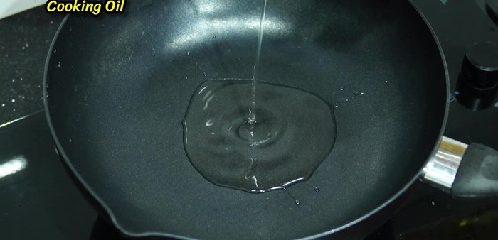 Heat the pan and add oil. Stir-fry garlic until fragrant. (189.799)