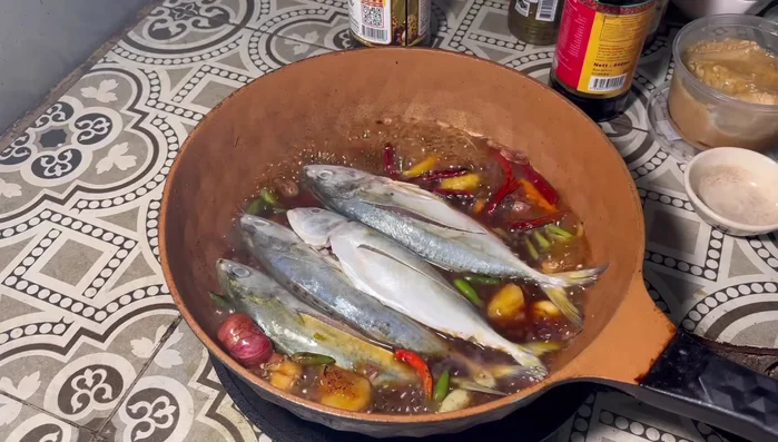 Add mackerel; don't stir, just arrange.