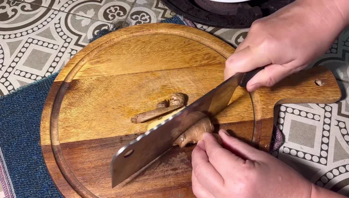Cut ginger into 3-4 slices and pound.