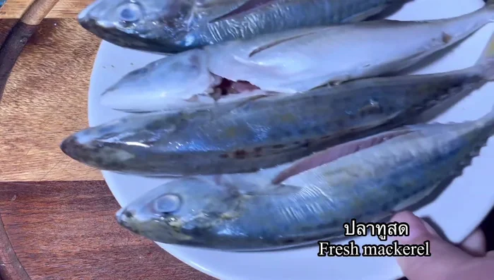 Clean and gut the mackerel, then cut lengthwise.