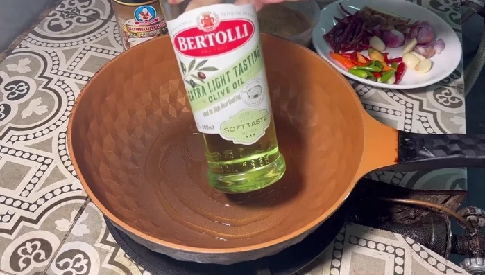 Heat pan with coconut oil. Stir-fry the pounded herbs and spices.