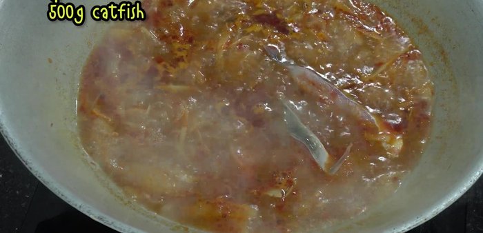 Add 500 grams of catfish (cut into pieces, cleaned, and salted). Arrange evenly in the pan.