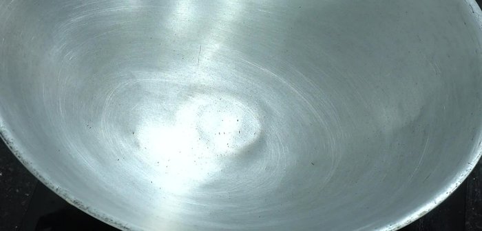 Heat up the pan and add oil for stir-frying.