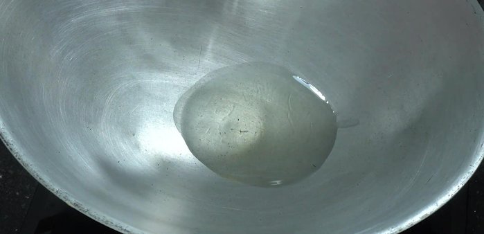 Stir-fry 50 grams of red curry paste and 1/2 tablespoon of shrimp paste until well blended and golden brown.