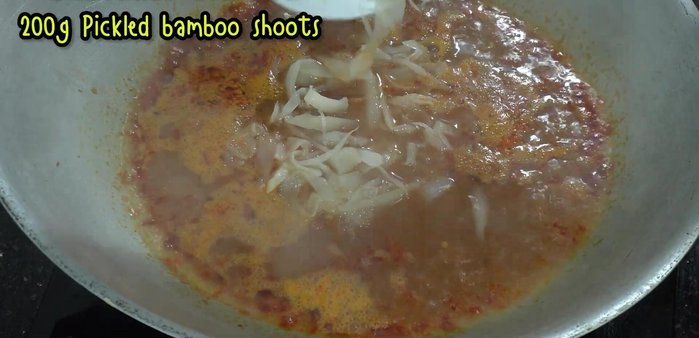 Add the pre-boiled sour bamboo shoots (boiled for 5 minutes).