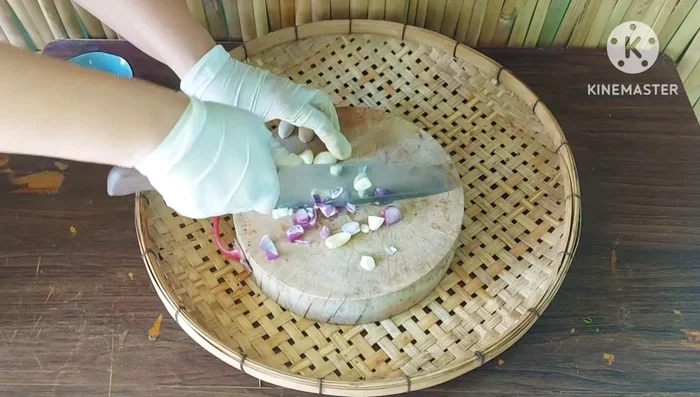 Chop the Chinese garlic and shallots.