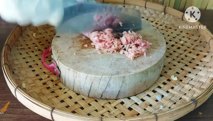 Finely chop the fermented pork sausage.