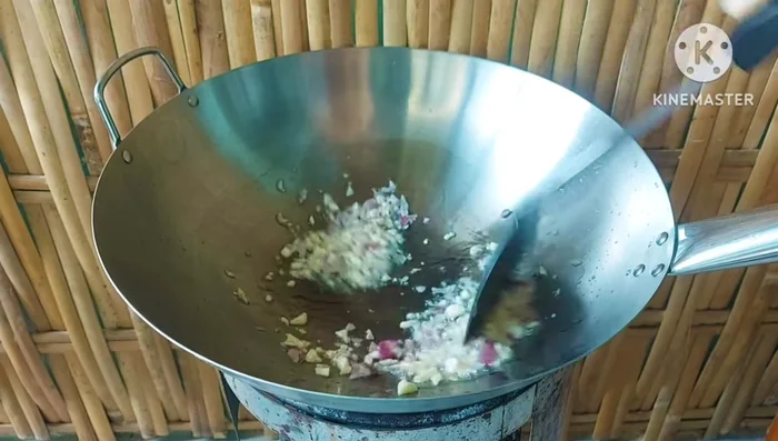 Heat oil in a wok or frying pan. Stir-fry the shallots until slightly yellow (but not browned).