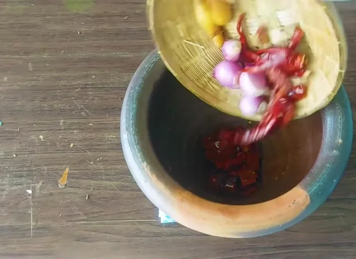 Pound the chilies, spicy chilies, shallots, galangal, and salt until fine.