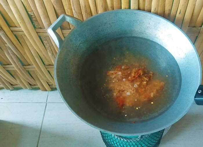 Heat water in a pot, then add the curry paste and stir until melted.