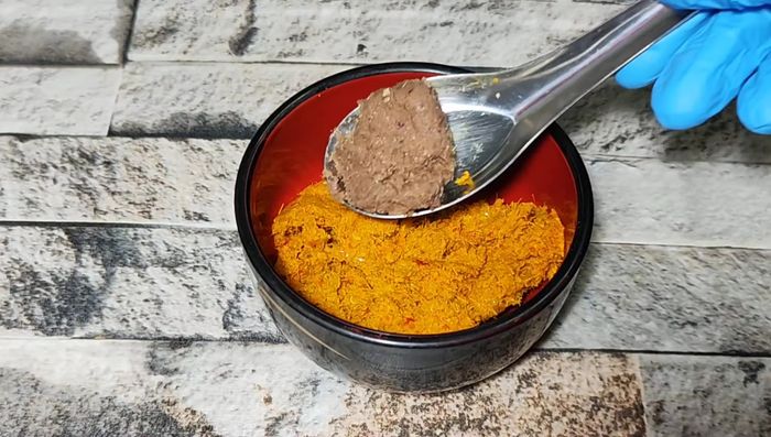 Prepare the curry paste: Pound the shrimp paste and mix it with the southern Thai curry paste. (Optional: You can buy pre-made paste).