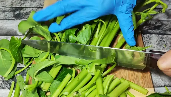 Wash and chop the morning glory into bite-sized pieces.