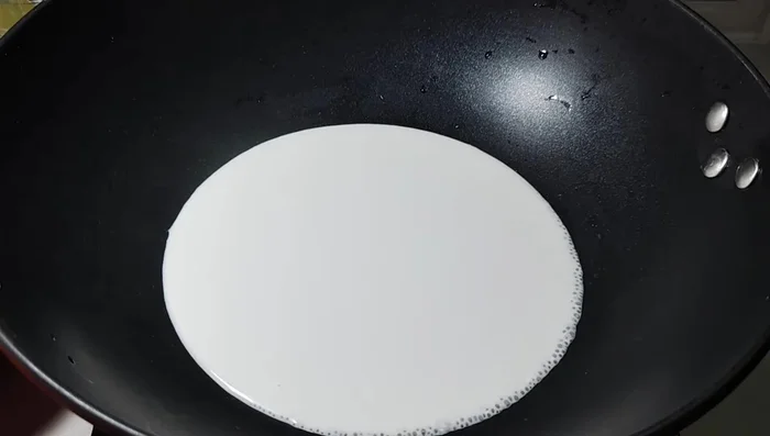 Simmer coconut milk: In a pan, bring 200ml of coconut milk to a simmer for about 5 minutes until it begins to separate.