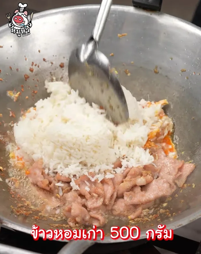 Add the old fragrant rice and stir-fry until the eggs coat the pork and rice.