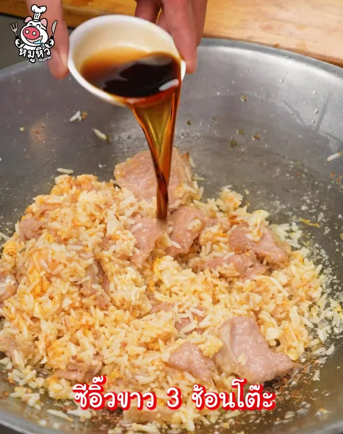 Season with soy sauce, seasoning powder, dark soy sauce, sugar, and ground pepper.