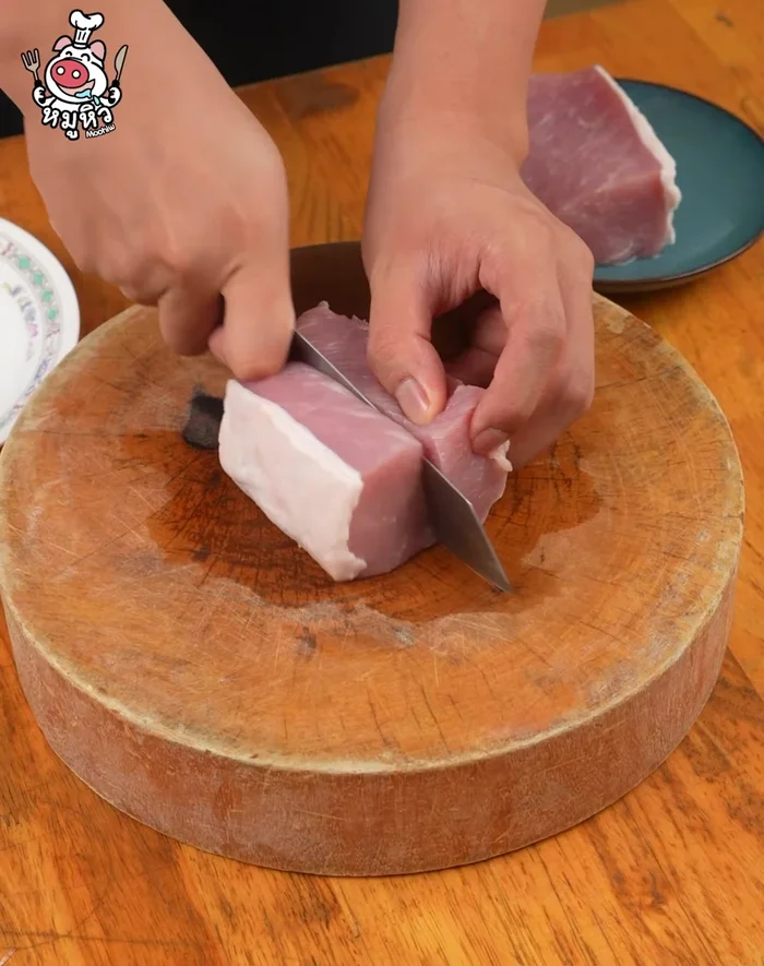 Cut the pork loin into thin slices.
