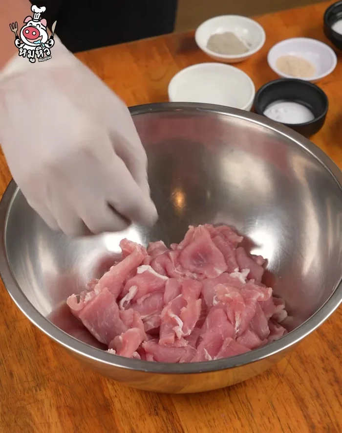 Marinate the pork: In a bowl, combine the pork, baking soda, a little water, ground pepper, seasoning powder, sugar, light soy sauce, oyster sauce, and vegetable oil. Knead well. Wear gloves.