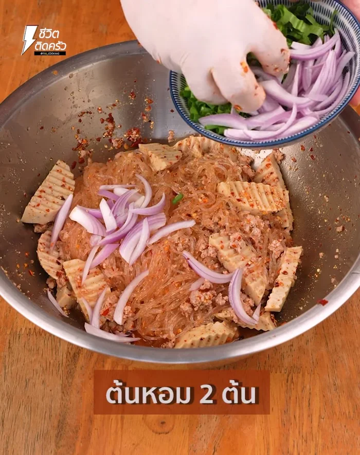 Add sliced shallots, spring onions, coriander, guava, mint leaves, and sliced red chili. Mix well.