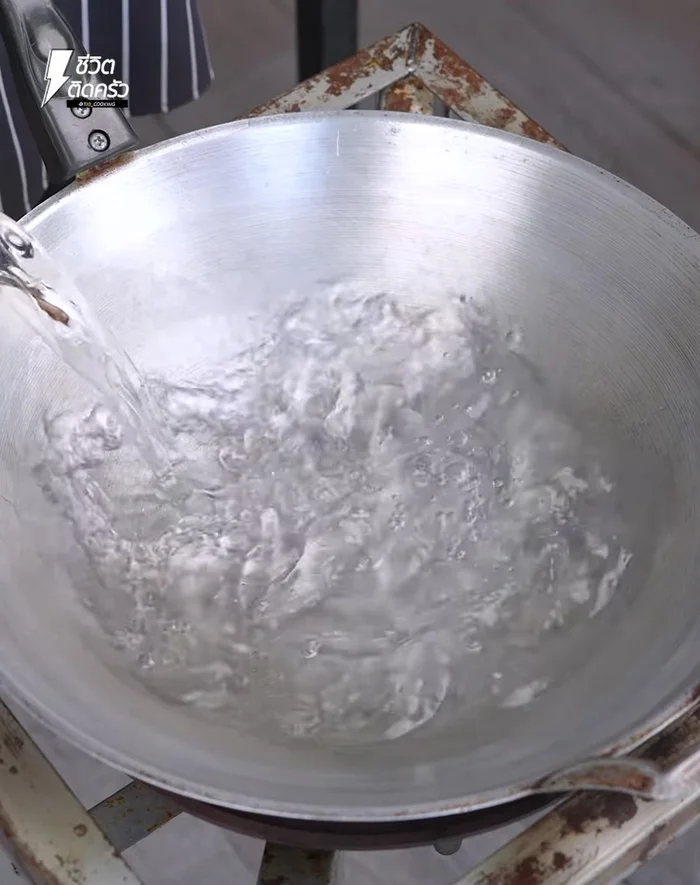 Boil water in a pan. Once boiling, add glass noodles and cook for 10-15 seconds. Remove and set aside.