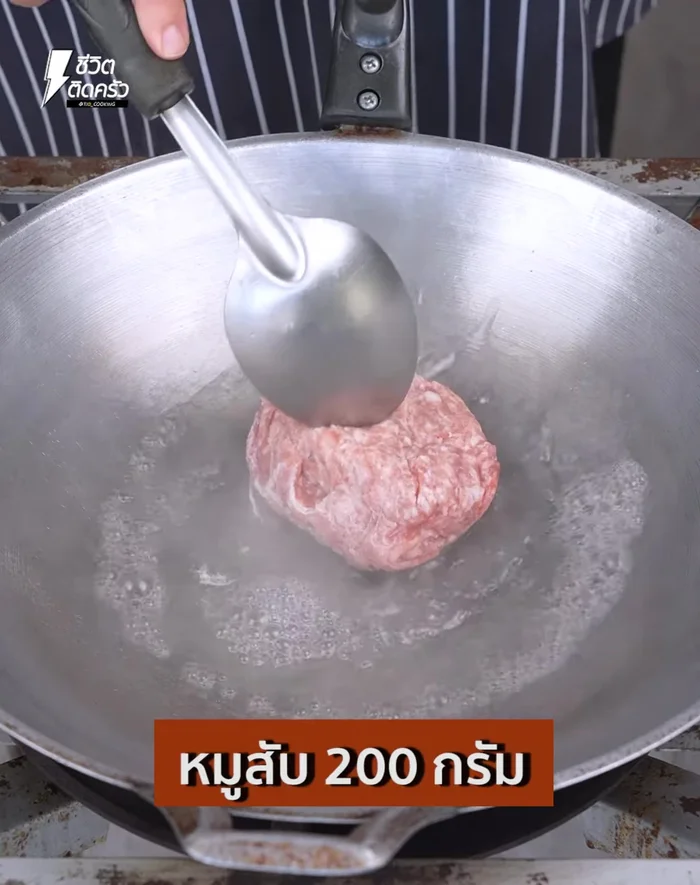 Stir-fry minced pork in a small amount of the remaining water in the pan until cooked.