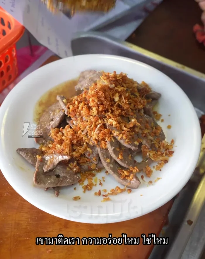 Prepare other dishes like fried bamboo shoots, stir-fried vegetables, and Northern-style laab (minced meat salad) with pork ribs and Makhwaen.