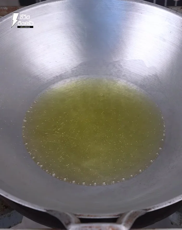 Heat oil in a pan and fry garlic until golden brown and crispy. Set aside.