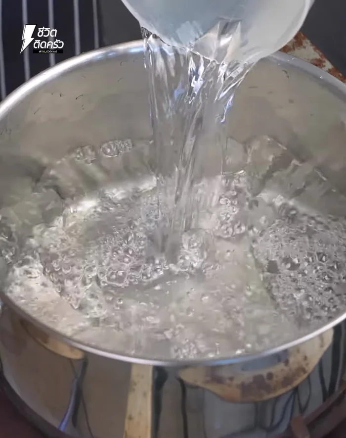 Bring water to a boil in a pot. Gently add pork balls, ensuring they don't break. Scoop out any foam that rises to the surface.