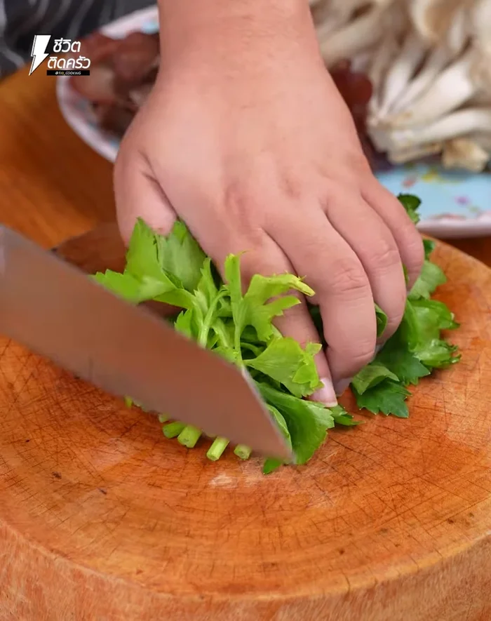 Wash and cut oyster and wood ear mushrooms into bite-sized pieces. Set aside.