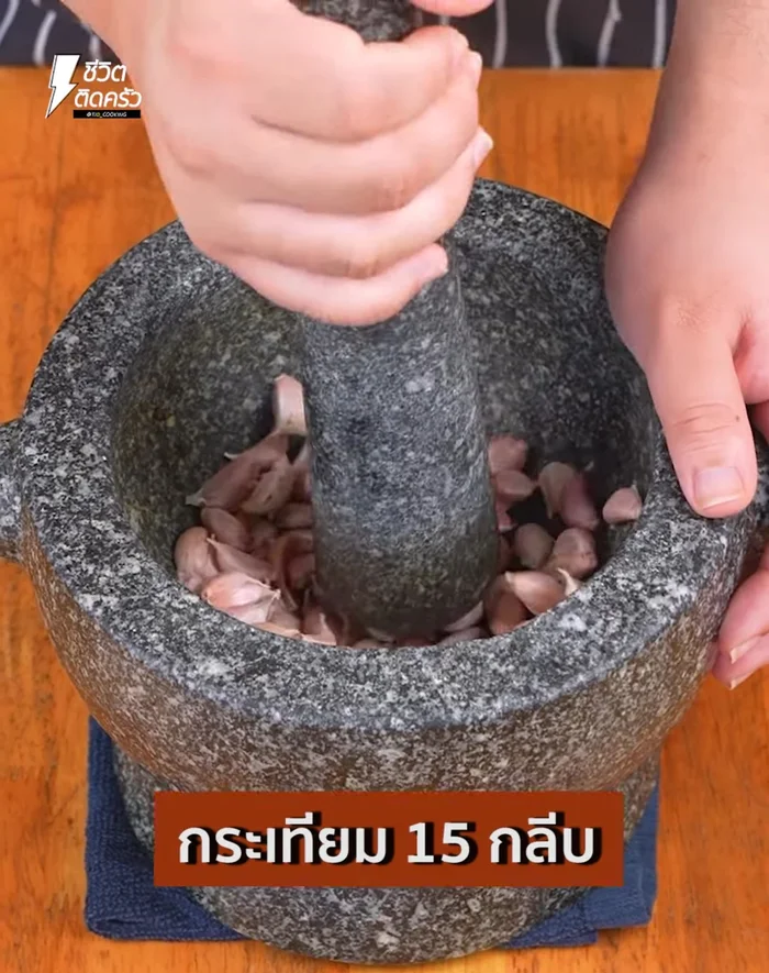 Pound Thai garlic coarsely in a mortar.