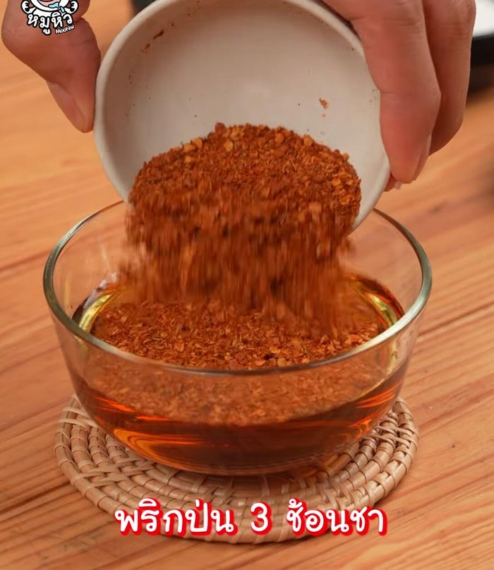 Recipe 2: Combine fish sauce, ground chili powder, sugar, and lime juice. Mix well.