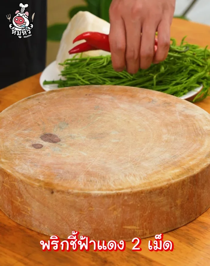 Cut red chili peppers into equal-sized pieces diagonally. Set aside.