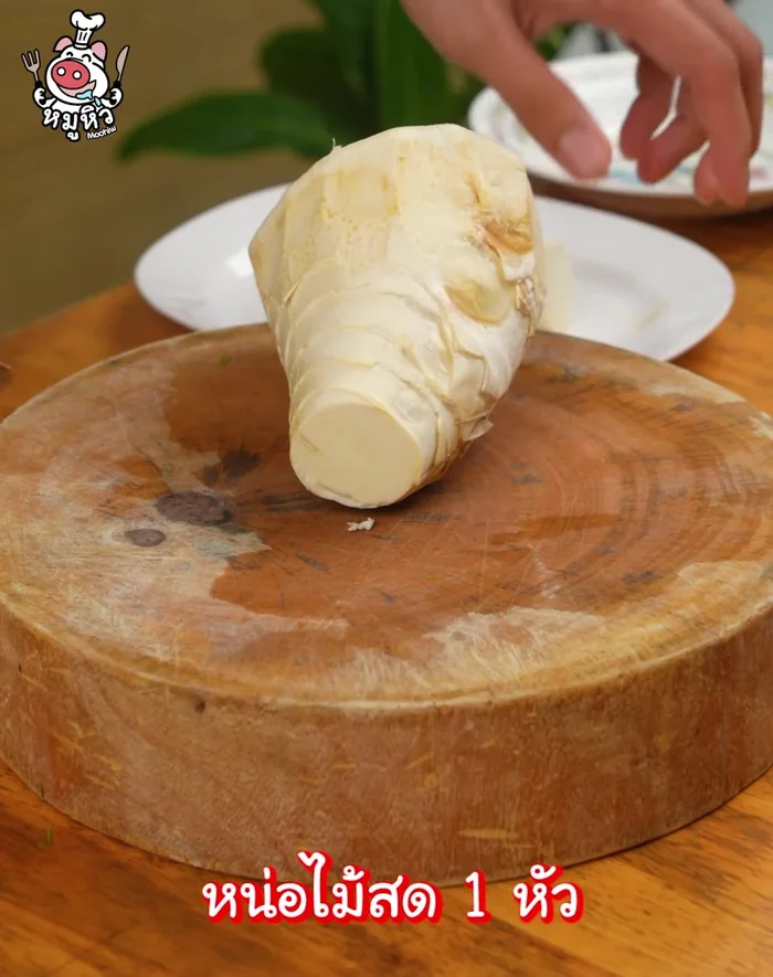 Wash, peel, and cut the ends of bamboo shoots. Cut in half, then into smaller equal pieces. Cut into suitable-sized sheets or strips.