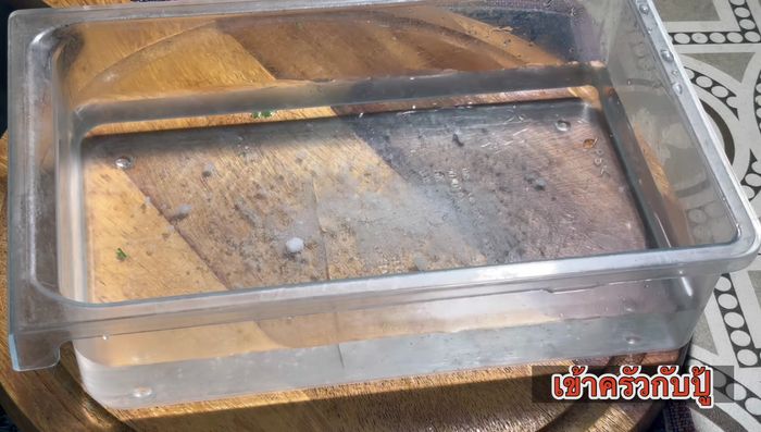 Prepare water with salt (1 liter water, 1 tablespoon salt) to prevent eggplant from turning black. Alternatively, add sugar.