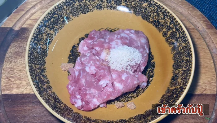Marinate minced pork with powdered sugar, seasoning, cornstarch, chili, white pepper, soy sauce, mushroom sauce, and oyster sauce for 10 minutes.