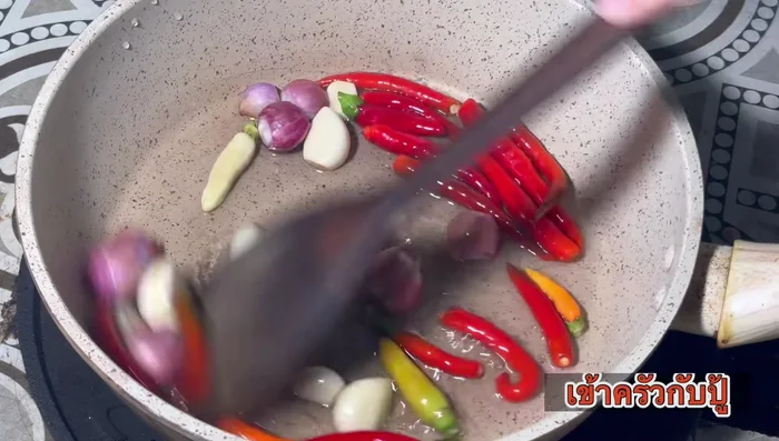 Roast chili peppers and garlic until fragrant.