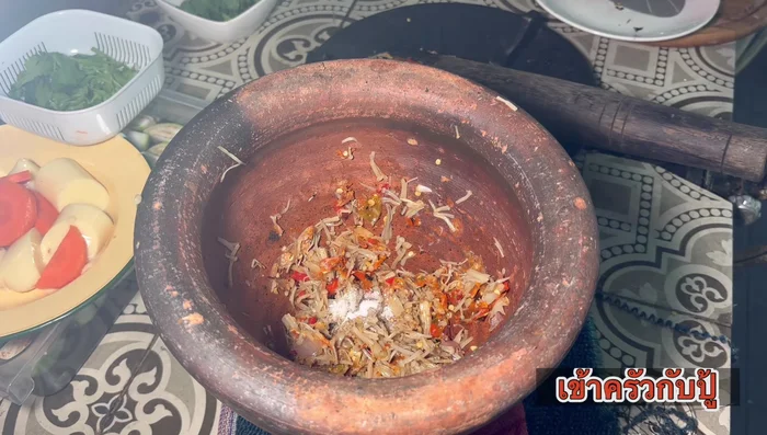 Cook golden needle mushroom chili: Heat oil, add chili paste, stir-fry, season with fish sauce.